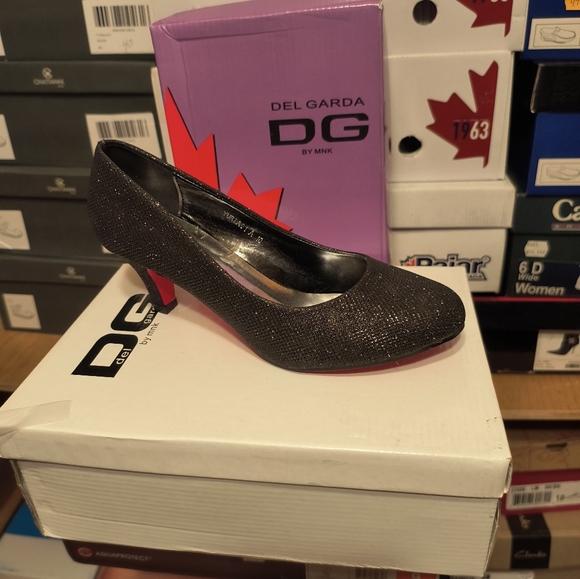 Ladies pumps new in the box size 10. - Picture 2 of 4